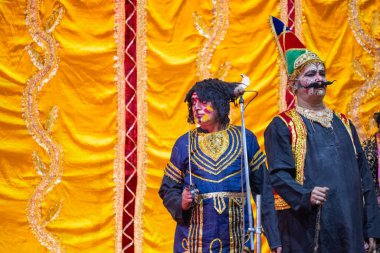 Gaziabad, Uttar Pradesh, Hindistan - 20 Ekim 2023: Dussehra festivali sırasında Hindu kutsal kitabı Ramayana karakterlerini canlandıran Hintli sanatçıların portresi.