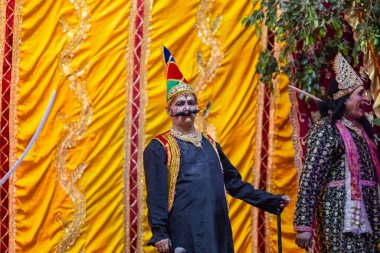 Gaziabad, Uttar Pradesh, Hindistan - 20 Ekim 2023: Dussehra festivali sırasında Hindu kutsal kitabı Ramayana karakterlerini canlandıran Hintli sanatçıların portresi.
