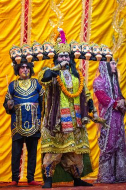Gaziabad, Uttar Pradesh, Hindistan - 20 Ekim 2023: Dussehra festivali sırasında Ramlila 'da şeytan kral Ravana karakterini canlandıran bir erkek sanatçının portresi.