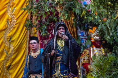 Gaziabad, Uttar Pradesh, Hindistan - 20 Ekim 2023: Dussehra festivali sırasında Hindu kutsal kitabı Ramayana karakterlerini canlandıran Hintli sanatçıların portresi.