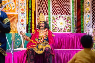 Gaziabad, Uttar Pradesh, Hindistan - 20 Ekim 2023: Dussehra festivali sırasında Hindu kutsal kitabı Ramayana karakterlerini canlandıran Hintli sanatçıların portresi.