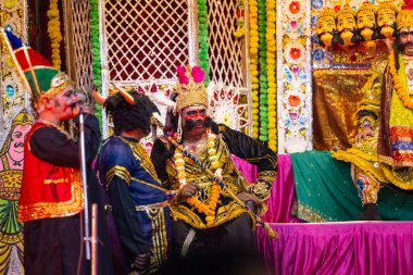 Gaziabad, Uttar Pradesh, Hindistan - 20 Ekim 2023: Dussehra festivali sırasında Hindu kutsal kitabı Ramayana karakterlerini canlandıran Hintli sanatçıların portresi.