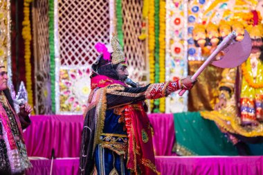Gaziabad, Uttar Pradesh, Hindistan - 20 Ekim 2023: Dussehra festivali sırasında Hindu kutsal kitabı Ramayana karakterlerini canlandıran Hintli sanatçıların portresi.