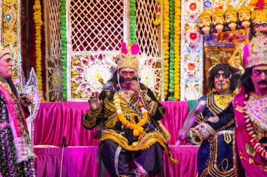 Gaziabad, Uttar Pradesh, Hindistan - 20 Ekim 2023: Dussehra festivali sırasında Hindu kutsal kitabı Ramayana karakterlerini canlandıran Hintli sanatçıların portresi.