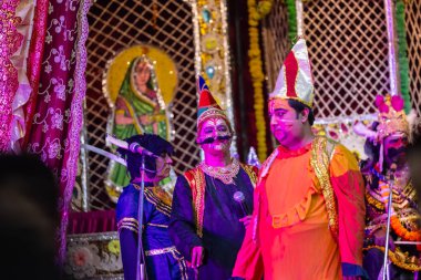Gaziabad, Uttar Pradesh, Hindistan - 20 Ekim 2023: Dussehra festivali sırasında Hindu kutsal kitabı Ramayana karakterlerini canlandıran Hintli sanatçıların portresi.