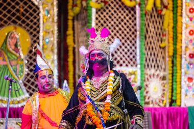 Gaziabad, Uttar Pradesh, Hindistan - 20 Ekim 2023: Dussehra festivali sırasında Hindu kutsal kitabı Ramayana karakterlerini canlandıran Hintli sanatçıların portresi.