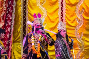 Gaziabad, Uttar Pradesh, Hindistan - 20 Ekim 2023: Dussehra festivali sırasında Hindu kutsal kitabı Ramayana karakterlerini canlandıran Hintli sanatçıların portresi.