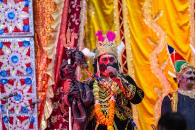 Gaziabad, Uttar Pradesh, Hindistan - 20 Ekim 2023: Dussehra festivali sırasında Hindu kutsal kitabı Ramayana karakterlerini canlandıran Hintli sanatçıların portresi.