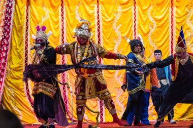 Gaziabad, Uttar Pradesh, Hindistan - 20 Ekim 2023: Dussehra festivali sırasında Hindu kutsal kitabı Ramayana karakterlerini canlandıran Hintli sanatçıların portresi.