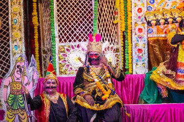 Gaziabad, Uttar Pradesh, Hindistan - 20 Ekim 2023: Dussehra festivali sırasında Hindu kutsal kitabı Ramayana karakterlerini canlandıran Hintli sanatçıların portresi.
