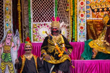 Gaziabad, Uttar Pradesh, Hindistan - 20 Ekim 2023: Dussehra festivali sırasında Hindu kutsal kitabı Ramayana karakterlerini canlandıran Hintli sanatçıların portresi.
