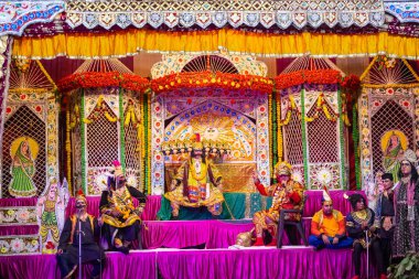 Gaziabad, Uttar Pradesh, Hindistan - 20 Ekim 2023: Dussehra festivali sırasında Hindu kutsal kitabı Ramayana karakterlerini canlandıran Hintli sanatçıların portresi.