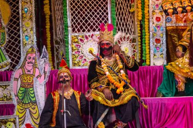 Gaziabad, Uttar Pradesh, Hindistan - 20 Ekim 2023: Dussehra festivali sırasında Hindu kutsal kitabı Ramayana karakterlerini canlandıran Hintli sanatçıların portresi.