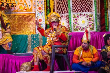 Gaziabad, Uttar Pradesh, Hindistan - 20 Ekim 2023: Dussehra festivali sırasında Hindu kutsal kitabı Ramayana karakterlerini canlandıran Hintli sanatçıların portresi.