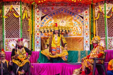 Gaziabad, Uttar Pradesh, Hindistan - 20 Ekim 2023: Dussehra festivali sırasında Ramlila 'da şeytan kral Ravana karakterini canlandıran bir erkek sanatçının portresi.