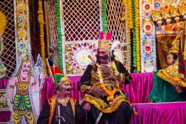 Gaziabad, Uttar Pradesh, Hindistan - 20 Ekim 2023: Dussehra festivali sırasında Hindu kutsal kitabı Ramayana karakterlerini canlandıran Hintli sanatçıların portresi.