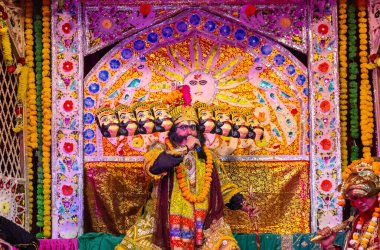 Gaziabad, Uttar Pradesh, Hindistan - 20 Ekim 2023: Dussehra festivali sırasında Hindu kutsal kitabı Ramayana karakterlerini canlandıran Hintli sanatçıların portresi.