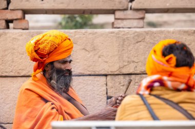 Varanasi, Uttar Pradesh, Hindistan - 18 Ocak 2024: Chlam veya puro içen yaşlı bir erkek sadhu 'nun portresi.