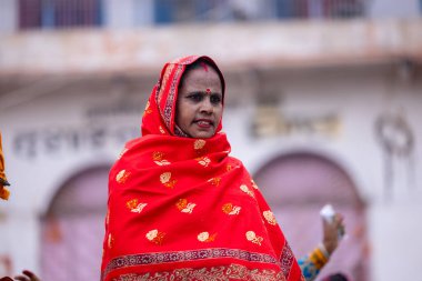 Varanasi, Uttar Pradesh, Hindistan - 05 Mart 2023: Varanasi 'deki çetelerin yakınındaki ghatlarda geleneksel giysiler giyen insanlar.