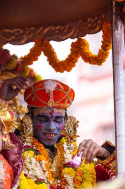 Varanasi, Uttar Pradesh, Hindistan - 18 Ocak 2024: İnsanlar mandir ayodhya 'nın açılışı için Hindu tanrı koçu gibi giyindiler.