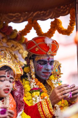 Varanasi, Uttar Pradesh, Hindistan - 18 Ocak 2024: İnsanlar mandir ayodhya 'nın açılışı için Hindu tanrı koçu gibi giyindiler.