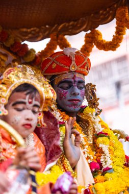 Varanasi, Uttar Pradesh, Hindistan - 18 Ocak 2024: İnsanlar mandir ayodhya 'nın açılışı için Hindu tanrı koçu gibi giyindiler.