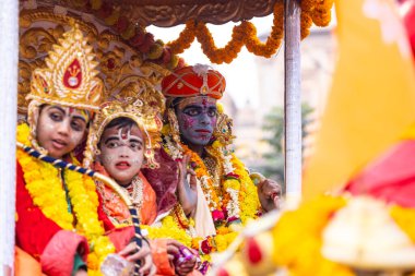 Varanasi, Uttar Pradesh, Hindistan - 18 Ocak 2024: İnsanlar mandir ayodhya 'nın açılışı için Hindu tanrı koçu gibi giyindiler.