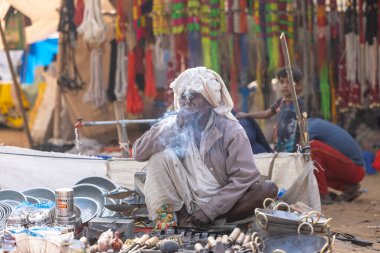 Puşkar, Rajasthan, Hindistan - 25 Kasım 2023: Puşkar Fuarı, Rajasthan 'lı Hintli erkek portresi.