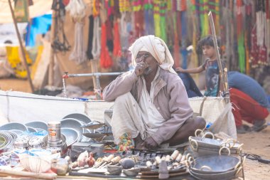 Puşkar, Rajasthan, Hindistan - 25 Kasım 2023: Puşkar Fuarı, Rajasthan 'lı Hintli erkek portresi.