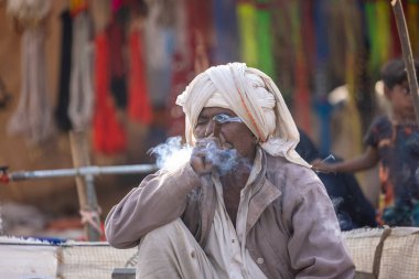 Puşkar, Rajasthan, Hindistan - 25 Kasım 2023: Puşkar Fuarı, Rajasthan 'lı Hintli erkek portresi.