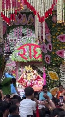 Gaziabad, Uttar Pradesh, Hindistan - Ekim 04 2024: Hindu tanrı ram ve tanrıça sita nikahı alacakaranlık festivali sırasında Ramlila play 'de. Ramlila 'da tarihi karakterleri canlandıran sanatçılar.