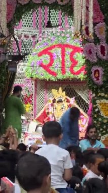 Gaziabad, Uttar Pradesh, Hindistan - Ekim 04 2024: Hindu tanrı ram ve tanrıça sita nikahı alacakaranlık festivali sırasında Ramlila play 'de. Ramlila 'da tarihi karakterleri canlandıran sanatçılar.