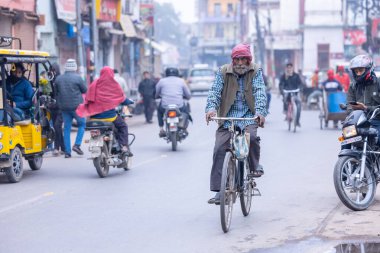 Varanasi, Uttar Pradesh, Hindistan - 05 Mart 2023: Varanasi 'deki çetelerin yakınındaki ghatlarda geleneksel giysiler giyen insanlar.