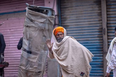 Varanasi, Uttar Pradesh, Hindistan - 19 Ocak 2024: Varanasi 'deki çetelerin yakınındaki ghat' larda insanlar.