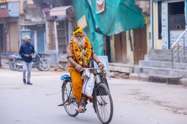 Varanasi, Uttar Pradesh, Hindistan - 19 Ocak 2024: Varanasi 'deki çetelerin yakınındaki ghat' larda insanlar.