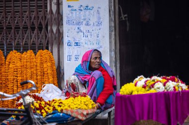 Varanasi, Uttar Pradesh, Hindistan - 19 Ocak 2024: Varanasi 'deki çetelerin yakınındaki ghat' larda insanlar.