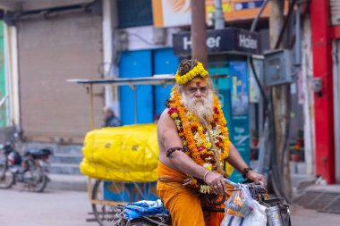 Varanasi, Uttar Pradesh, Hindistan - 19 Ocak 2024: Varanasi 'deki çetelerin yakınındaki ghat' larda insanlar.