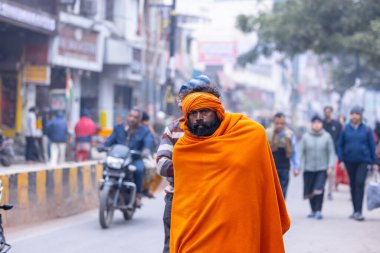 Varanasi, Uttar Pradesh, Hindistan - 19 Ocak 2024: Varanasi 'deki çetelerin yakınındaki ghat' larda insanlar.
