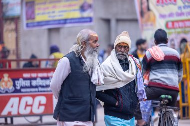 Varanasi, Uttar Pradesh, Hindistan - 19 Ocak 2024: Varanasi 'deki çetelerin yakınındaki ghat' larda insanlar.