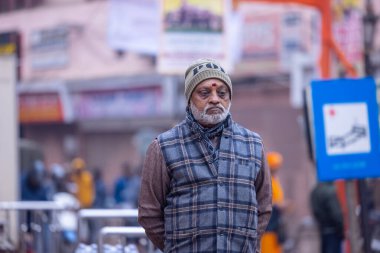 Varanasi, Uttar Pradesh, Hindistan - 19 Ocak 2024: Varanasi 'deki çetelerin yakınındaki ghat' larda insanlar.