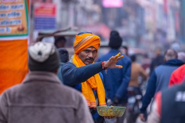 Varanasi, Uttar Pradesh, Hindistan - 19 Ocak 2024: Varanasi 'deki çetelerin yakınındaki ghat' larda insanlar.