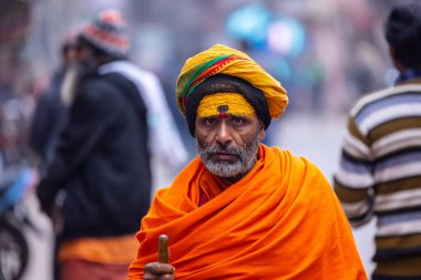 Varanasi, Uttar Pradesh, Hindistan - 19 Ocak 2024: Varanasi 'deki çetelerin yakınındaki ghatlarda yürüyen insanlar.