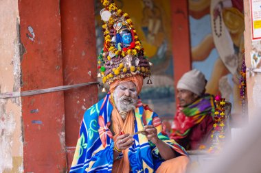 Varanasi, Uttar Pradesh, Hindistan - 19 Ocak 2024: Varanasi 'deki çetelerin yakınındaki ghatlarda yürüyen insanlar.