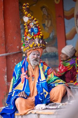 Varanasi, Uttar Pradesh, Hindistan - 19 Ocak 2024: Varanasi 'deki çetelerin yakınındaki ghatlarda yürüyen insanlar.