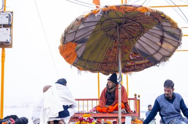 Varanasi, Uttar Pradesh, Hindistan - 18 Ocak 2024: Varanasi 'deki çetelerin yakınındaki ghat' larda yaşayan insanlar. Sadhu, Kaşhi 'de Ganga yakınlarında meditasyon yapıyor..