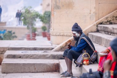 Varanasi, Uttar Pradesh, Hindistan - 19 Ocak 2024: Varanasi 'deki çetelerin yakınındaki ghat' larda insanlar. 