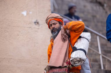 Varanasi, Uttar Pradesh, Hindistan - 19 Ocak 2024: Varanasi 'deki çetelerin yakınındaki ghat' larda insanlar. 