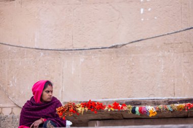 Varanasi, Uttar Pradesh, Hindistan - 19 Ocak 2024: Varanasi 'deki çetelerin yakınındaki ghat' larda insanlar. 