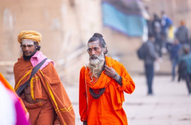 Varanasi, Uttar Pradesh, Hindistan - 19 Ocak 2024: Varanasi 'deki çetelerin yakınındaki ghat' larda insanlar. 