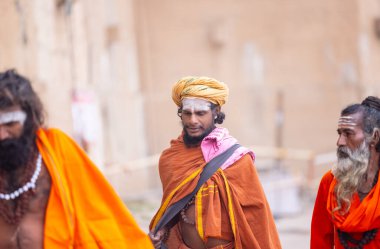 Varanasi, Uttar Pradesh, Hindistan - 19 Ocak 2024: Varanasi 'deki çetelerin yakınındaki ghat' larda insanlar. 